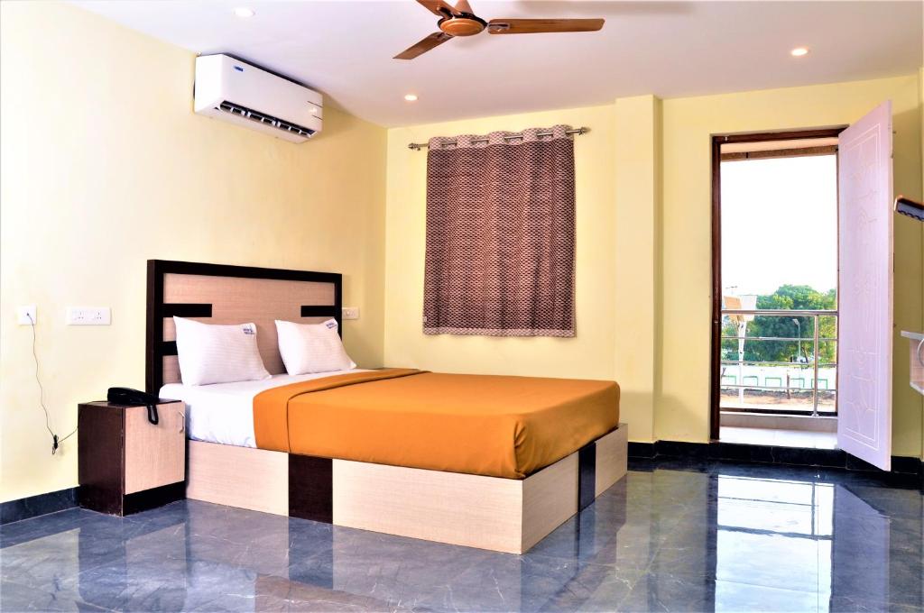 Posteľ alebo postele v izbe v ubytovaní Srirathna Temple View Inn
