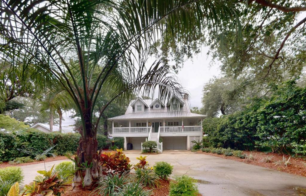 une maison avec un palmier en face dans l'établissement Pelican's Porch - 4318 Eighth Street, à Île de Saint-Simon