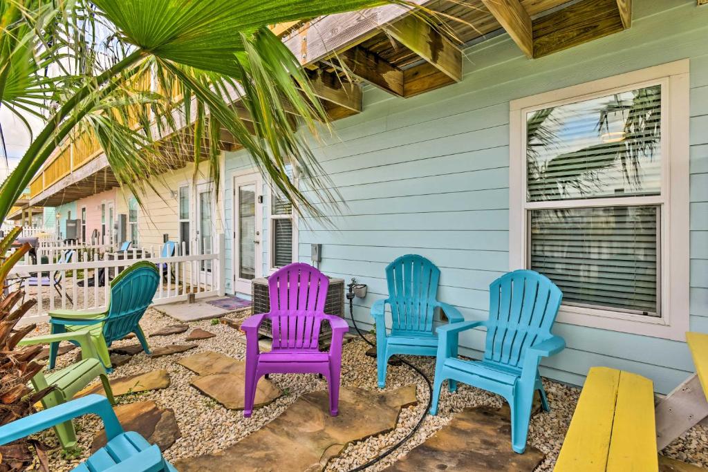 un grupo de sillas sentadas en un porche en Large Golf-View Port Aransas Condo - Walk to Beach, en Port Aransas