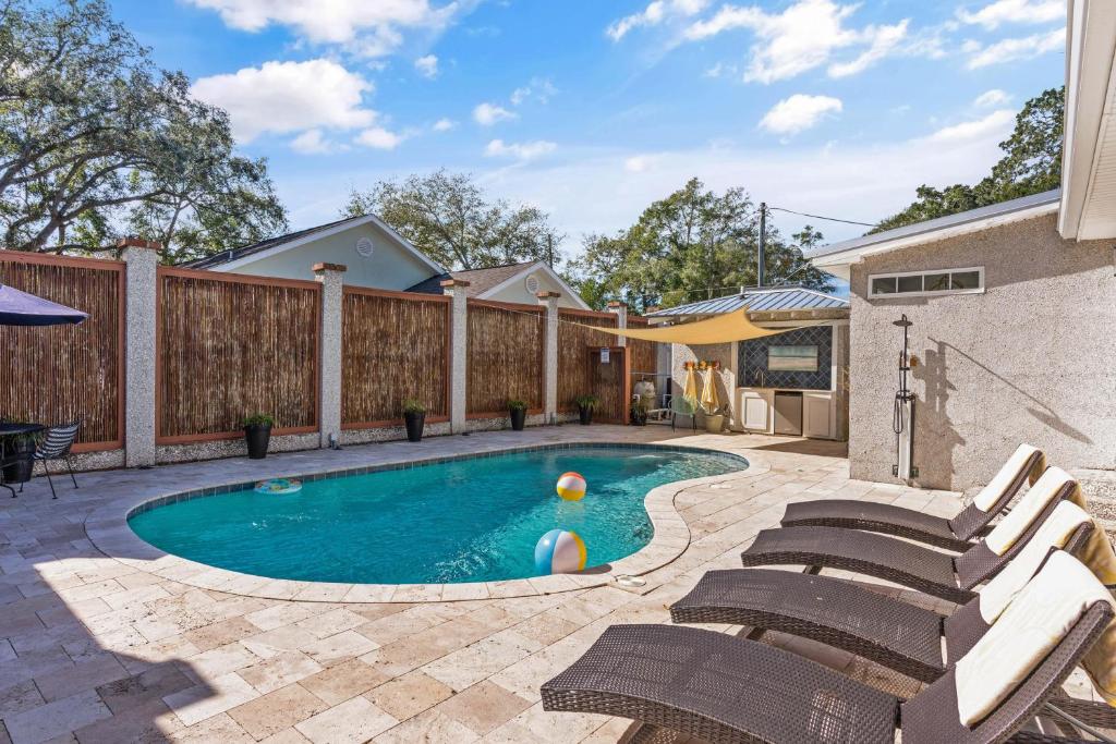 ein Swimmingpool mit Stühlen in einem Hinterhof in der Unterkunft Everlasting Moon - 1204 George Lotson Avenue in Demere Park