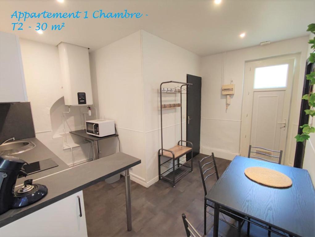 Appartements - Halles Brauhauban Tarbes的厨房或小厨房