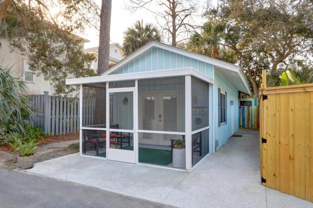 ein kleines Haus mit einer blau-weißen Fassade in der Unterkunft EZBreezy - 4217 Fifth Street in Saint Simons Island