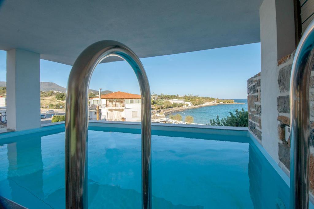 Bazén v ubytovaní Ammos Lux Apartments Crete alebo v jeho blízkosti