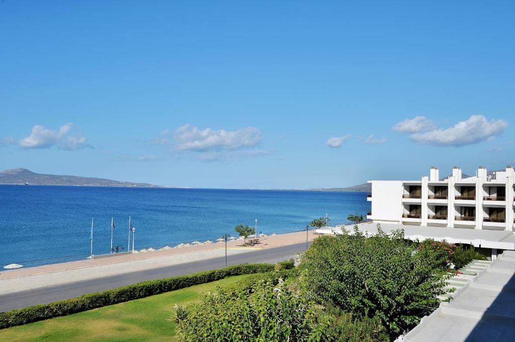 un edificio con vistas a la playa y al océano en Limira Mare Hotel en Neápolis
