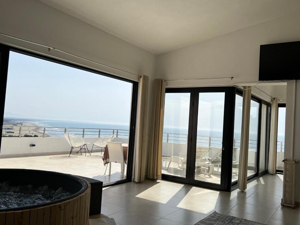 uma sala de estar com banheira e vista para o oceano em Apartments Plaza em Ulcinj