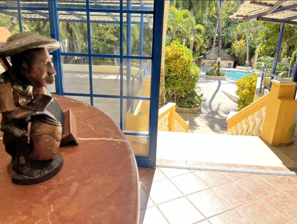 une statue d'un homme assis au-dessus d'une table dans l'établissement El Kaoba, à Cabarete