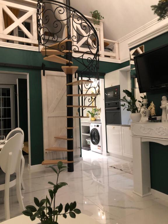 Televízia a/alebo spoločenská miestnosť v ubytovaní Domek w Pieninach Apartament Pałacowy Liliana