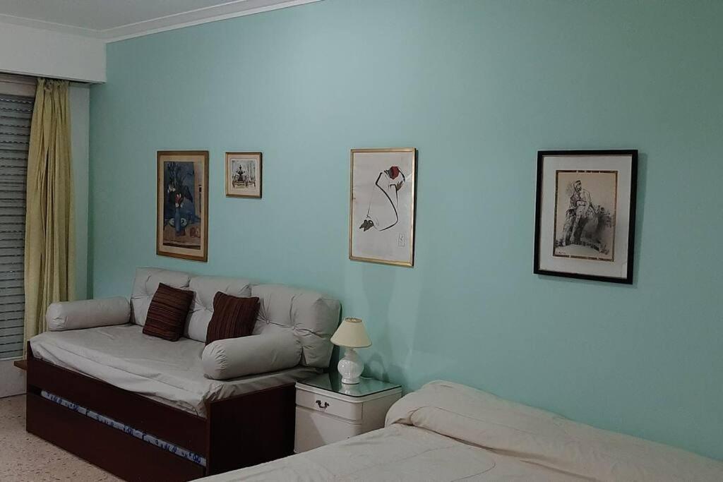 sala de estar con sofá y cama en departamento en Mar del Plata en Mar del Plata