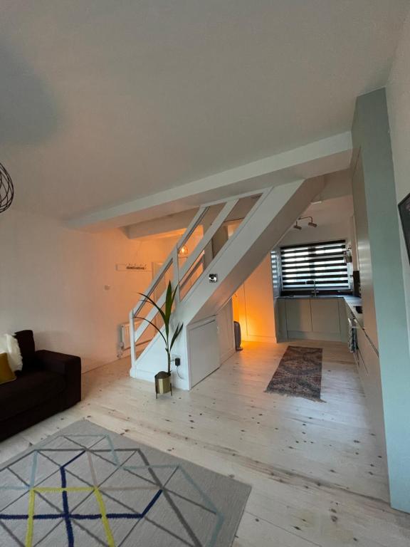 una sala de estar con una escalera en una casa en Milan House, en Londres