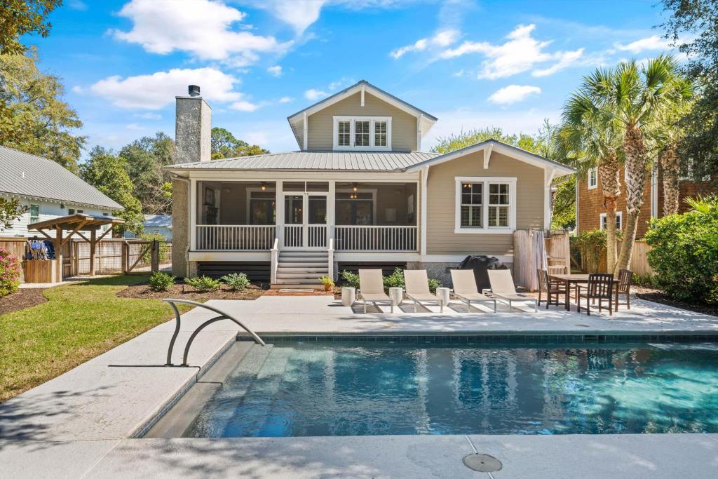 ein Haus mit einem Swimmingpool vor dem Haus in der Unterkunft Heron Cottage - 309 Kelsall Ave in Kings Terrace