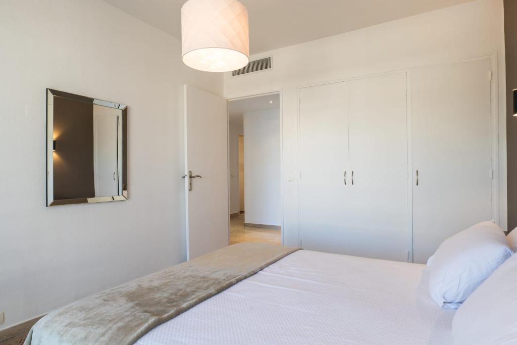 Posteľ alebo postele v izbe v ubytovaní PANORAMIC SEA VIEW - 2-Br Apartment Mouré Rouge