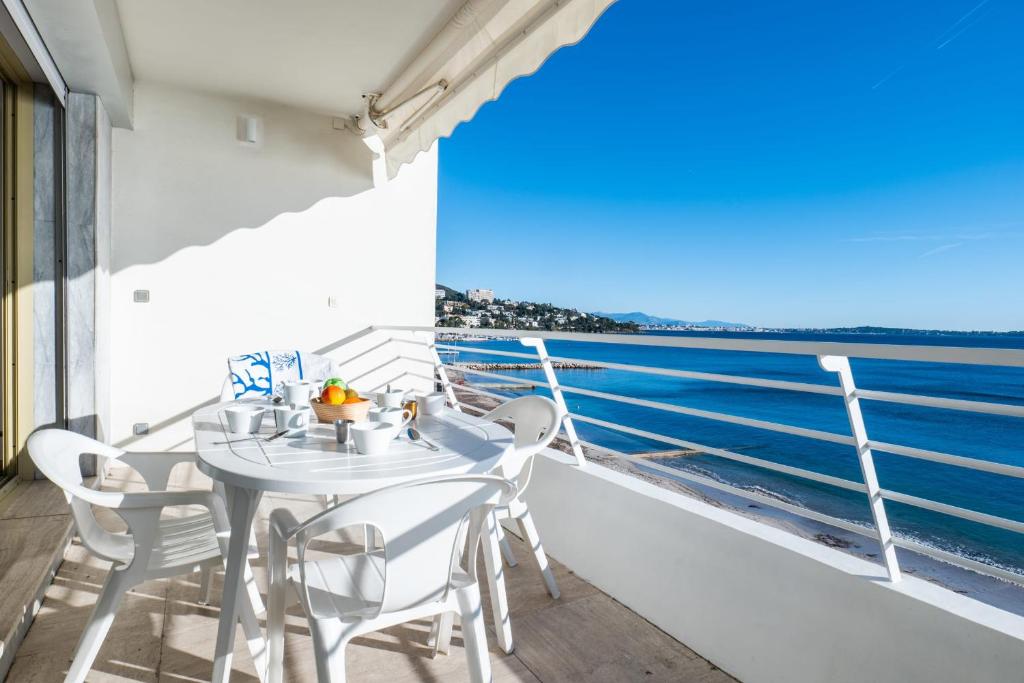 Balkón alebo terasa v ubytovaní PANORAMIC SEA VIEW - 2-Br Apartment Mouré Rouge