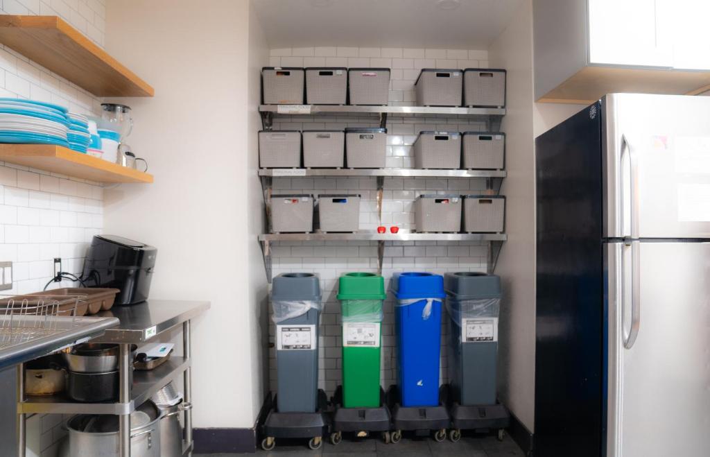 Kuchyň nebo kuchyňský kout v ubytování Amsterdam Hostel
