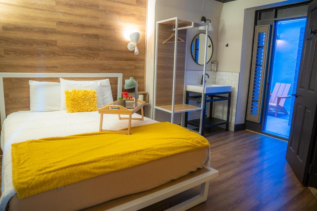 a bedroom with a bed with a yellow blanket at Amsterdam Hostel in San Francisco