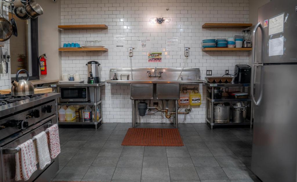 Kuchyň nebo kuchyňský kout v ubytování Amsterdam Hostel