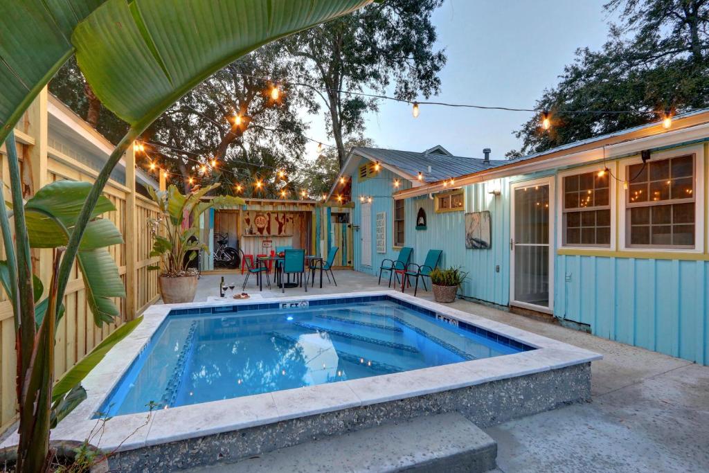 Bazén v ubytování Breeze-On Inn - 4217 Fifth St nebo v jeho okolí