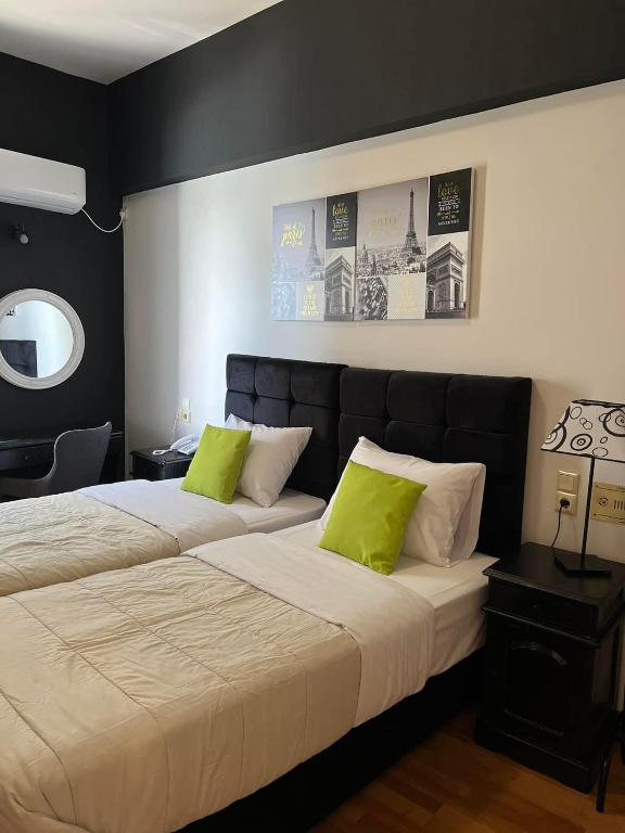 Postel nebo postele na pokoji v ubytování Queens Leriotis Hotel