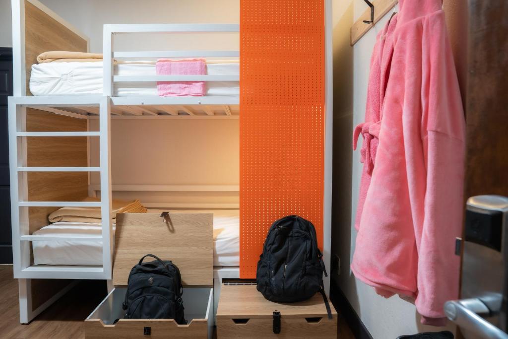 Palanda nebo palandy na pokoji v ubytování Amsterdam Hostel
