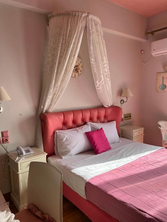 Postel nebo postele na pokoji v ubytování Queens Leriotis Hotel