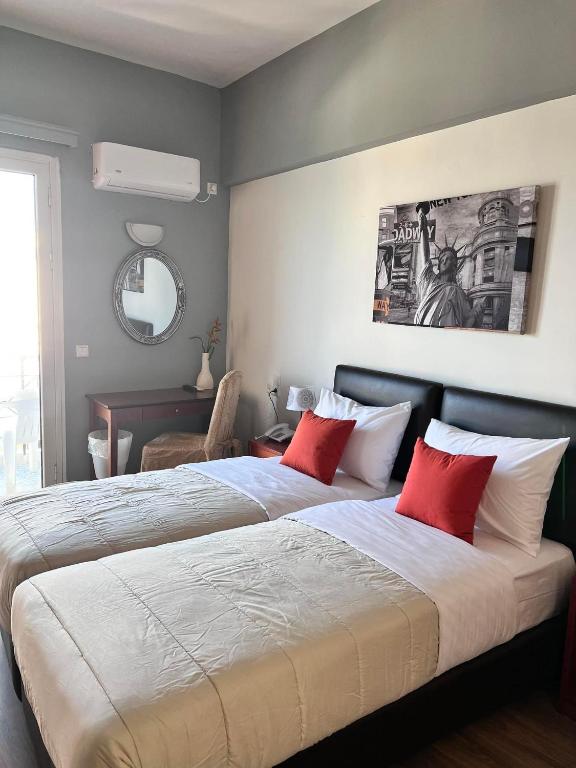 Postel nebo postele na pokoji v ubytování Queens Leriotis Hotel