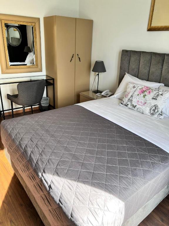 Postel nebo postele na pokoji v ubytování Queens Leriotis Hotel