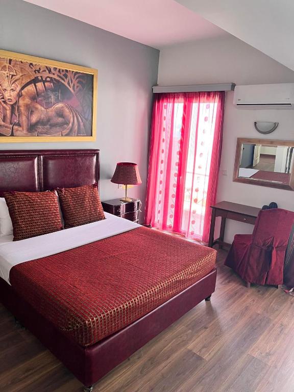 Postel nebo postele na pokoji v ubytování Queens Leriotis Hotel