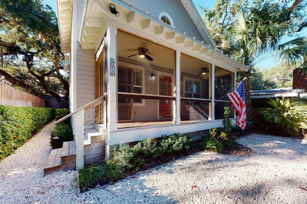 una casa con una bandera americana en el porche en Coastal Comfort - 108 Fish Fever Lane, en Saint Simons