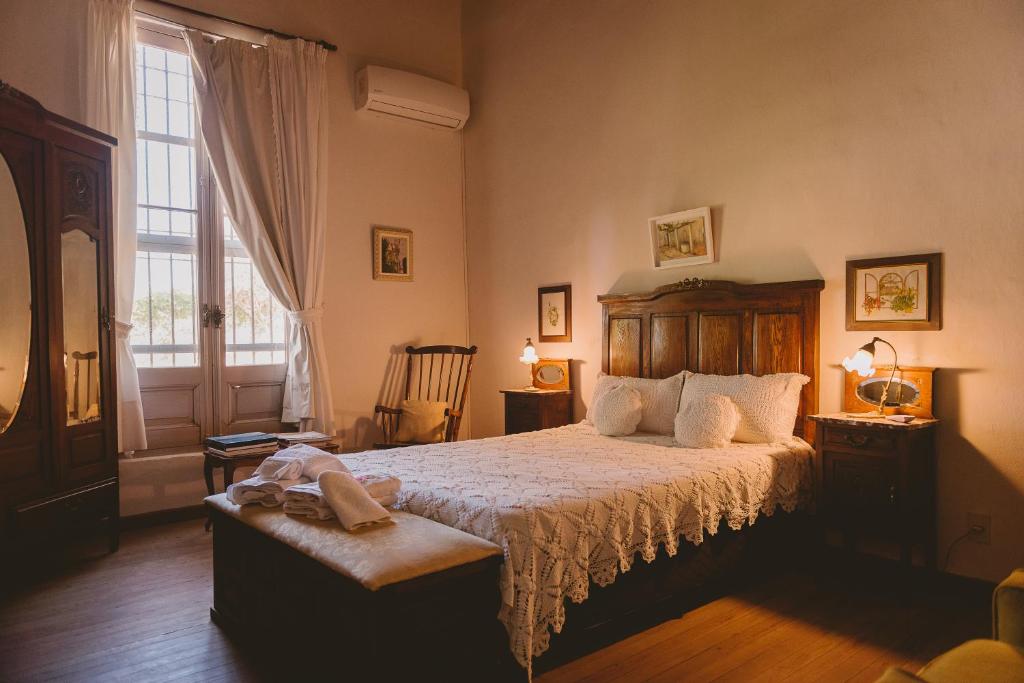 een slaapkamer met een groot bed en een raam bij Casa de Aitona Bodega Zubizarreta in Carmelo