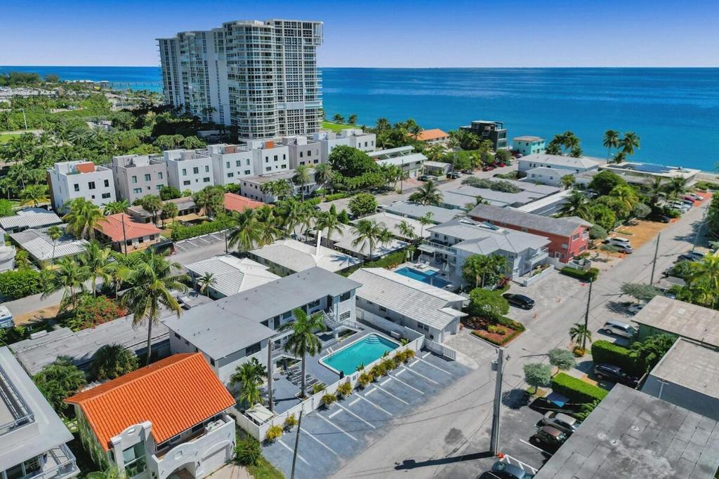 A bird's-eye view of Waves On Desoto 1- Bedroom Rental Unit With Pool