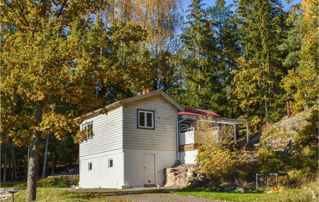 um pequeno edifício branco com garagem em Beautiful Home In Norrkping With Wifi em Norrköping