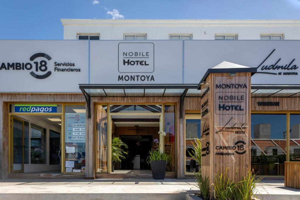 una tienda frente a un edificio con puertas de madera en Nobile Hotel Montoya en Punta del Este