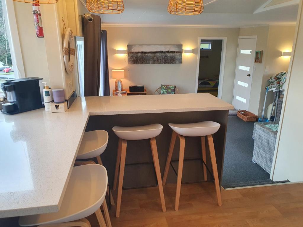 Köök või kööginurk majutusasutuses Stanmore Bay Beachfront Cottage