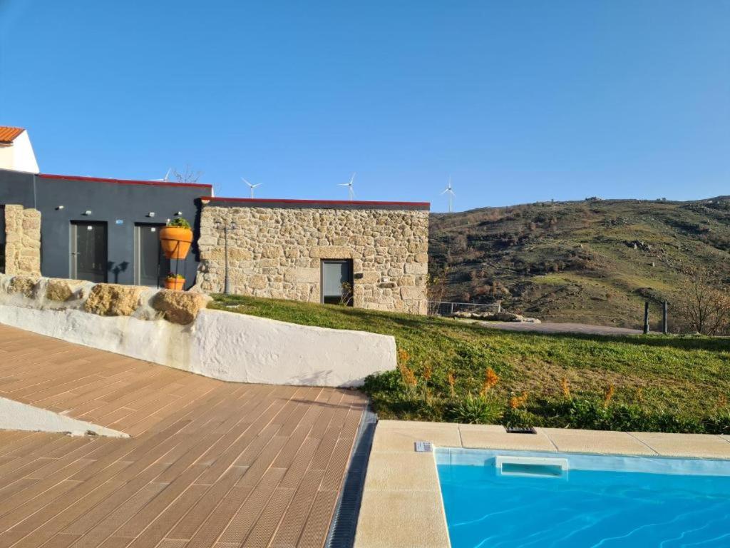 une maison avec une piscine à côté d'un bâtiment dans l'établissement Quinta da Alqueidosa - Casa de Campo, 