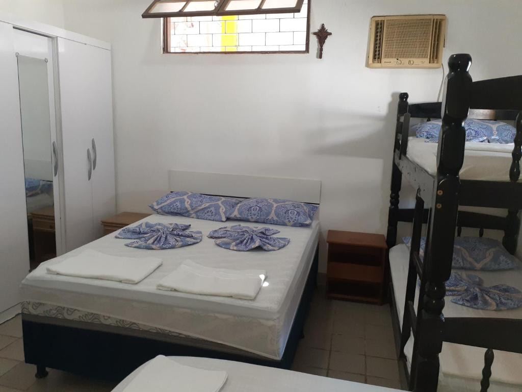 マセイオにあるCasa de Praia Veraneioの二段ベッド2台と窓が備わる客室です。