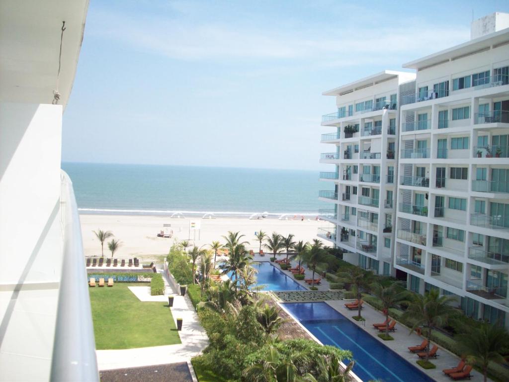 desde el balcón de un complejo con vistas a la playa en Apartamento Morros Ultra 511, en Cartagena de Indias