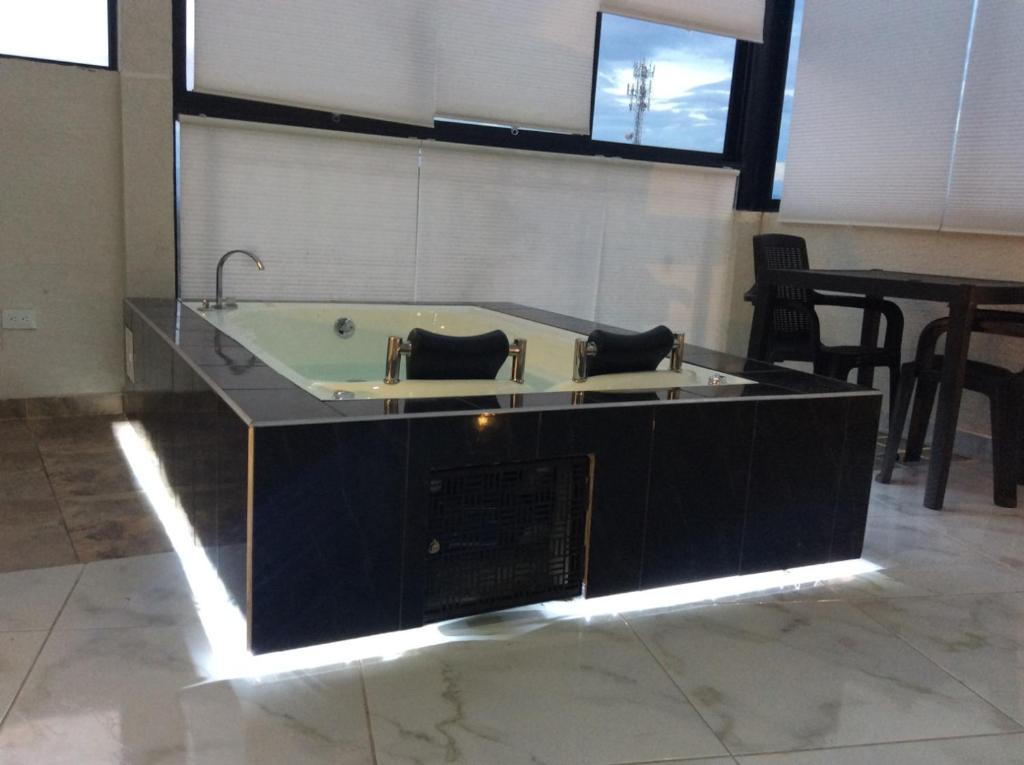 a bath tub with two chairs in a room at Heinz B. in Santa Ana de los Caballeros