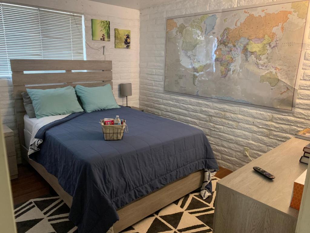 een slaapkamer met een bed met een kaart aan de muur bij Casa de Basswood in Tucson