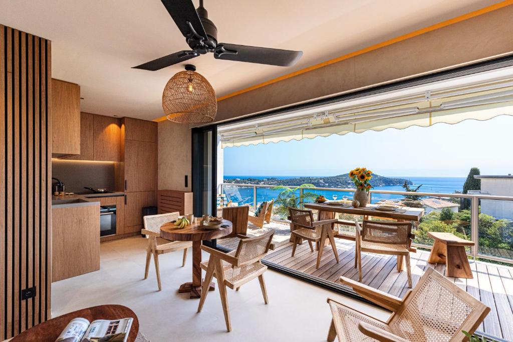 - une cuisine ouverte et une salle à manger avec vue sur l'océan dans l'établissement FEEL HOME - SAFRANETTE, à Villefranche-sur-Mer