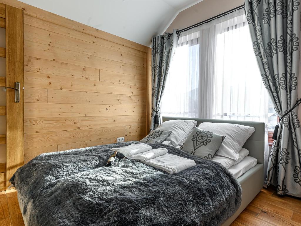 Posteľ alebo postele v izbe v ubytovaní VisitZakopane - Hrabia Apartment
