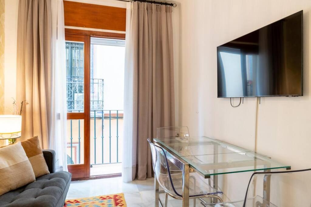 Telewizja i/lub zestaw kina domowego w obiekcie AC Apartamento Familiar fantástica localizacion