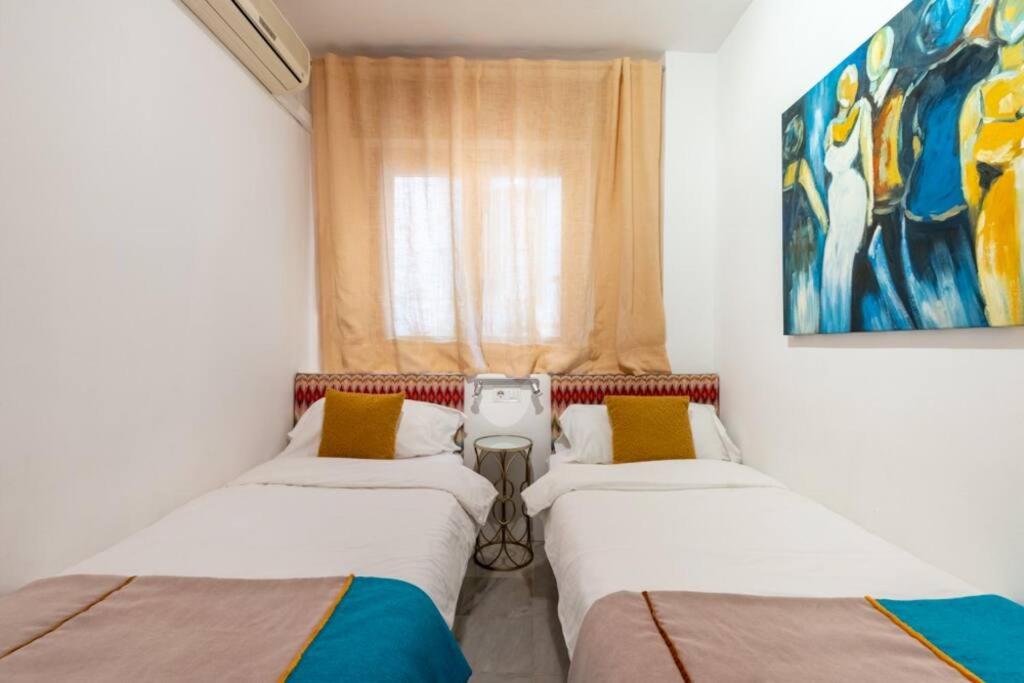 Łóżko lub łóżka w pokoju w obiekcie AC Apartamento Familiar fantástica localizacion
