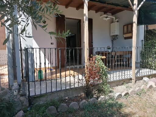 płot przed domem z gankiem w obiekcie Casa Laghetto w mieście Castellaro