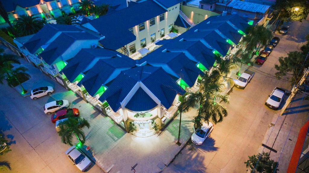 an overhead view of a building with cars parked in a parking lot at Alto Verde Suite & Apart in Termas de Río Hondo