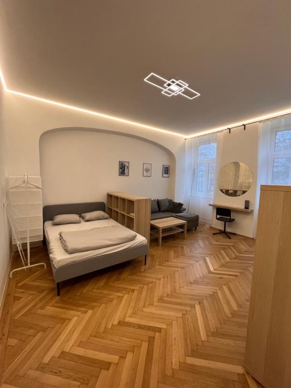 1 dormitorio con cama, sofá y mesa en Apartment Vienna 11, en Viena