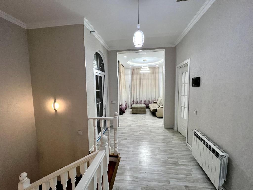 pasillo con escalera y sala de estar en Qafqaz Manor Grafana, en Gabala