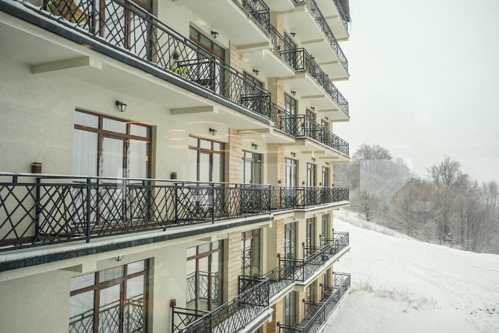 科帕奧尼克的住宿－President Kop Alex，雪中建筑物上的一排阳台