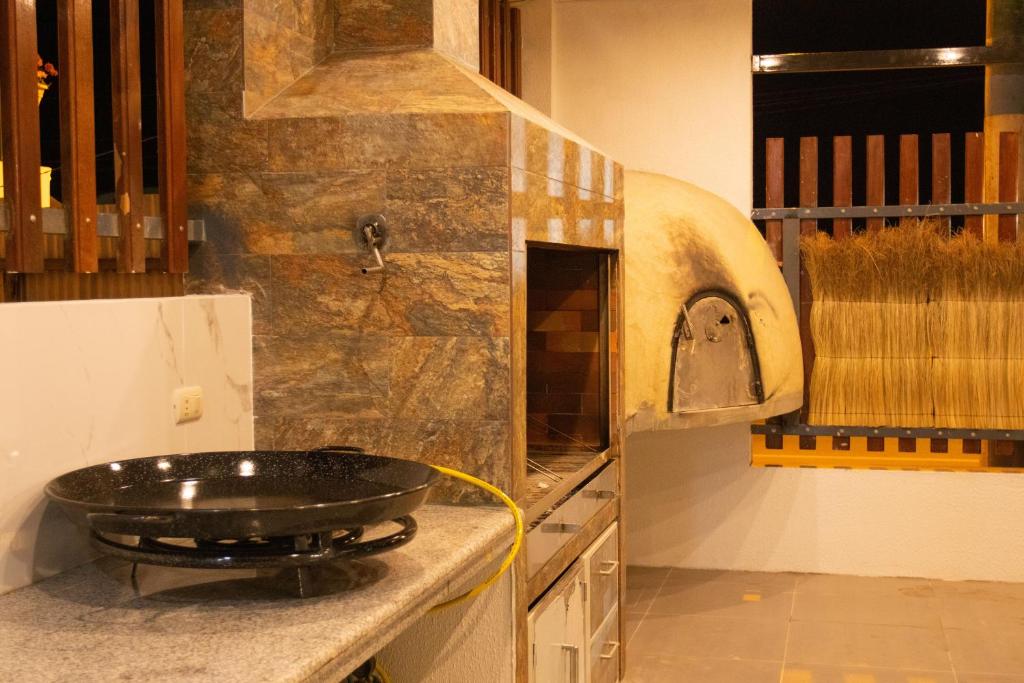 una cocina con fregadero en una encimera en HOTEL SEAHORSE AYANGUE, en Ayangue