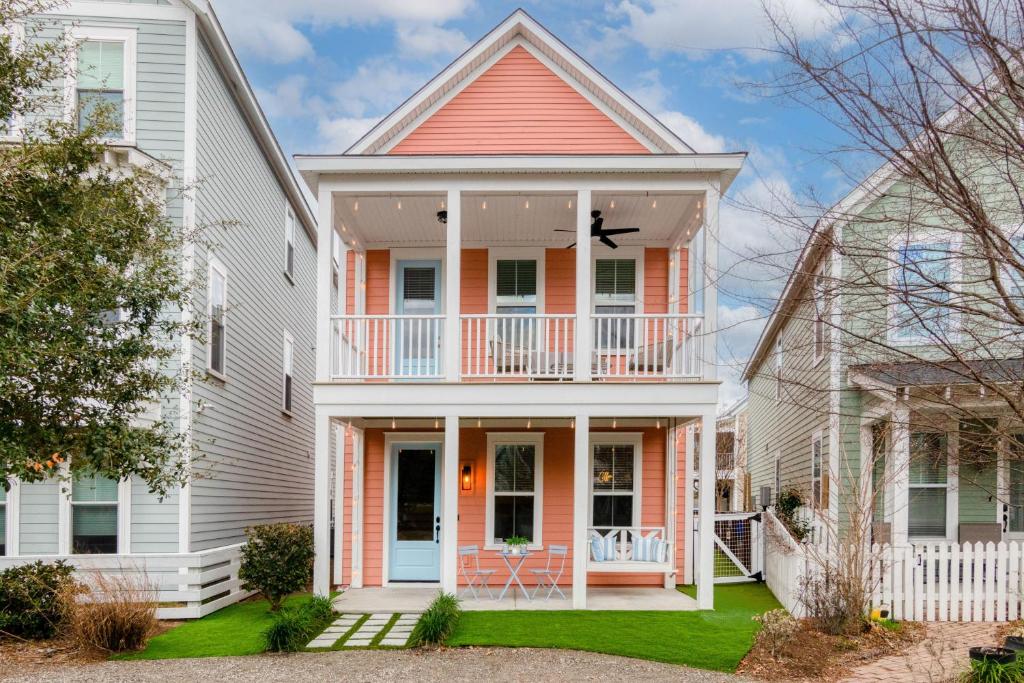 une maison avec une maison rouge et blanche dans l'établissement Happy Ours Mins to Park Circle Dtwn CHS Beach, à Charleston