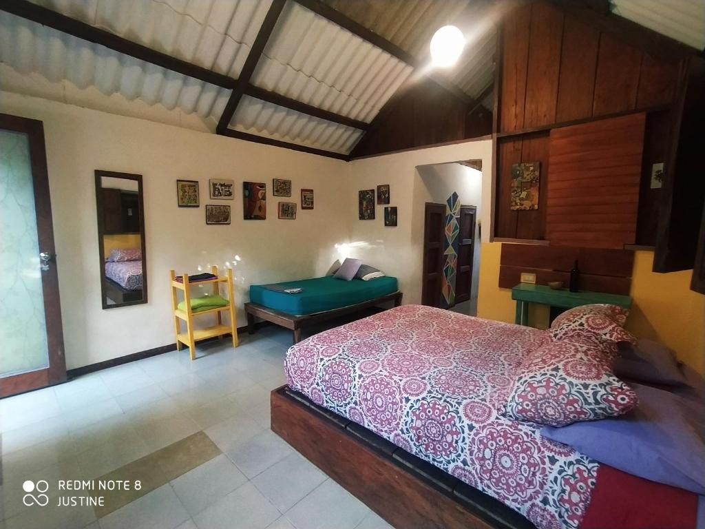 Una cama o camas en una habitación de Macondo Hostel