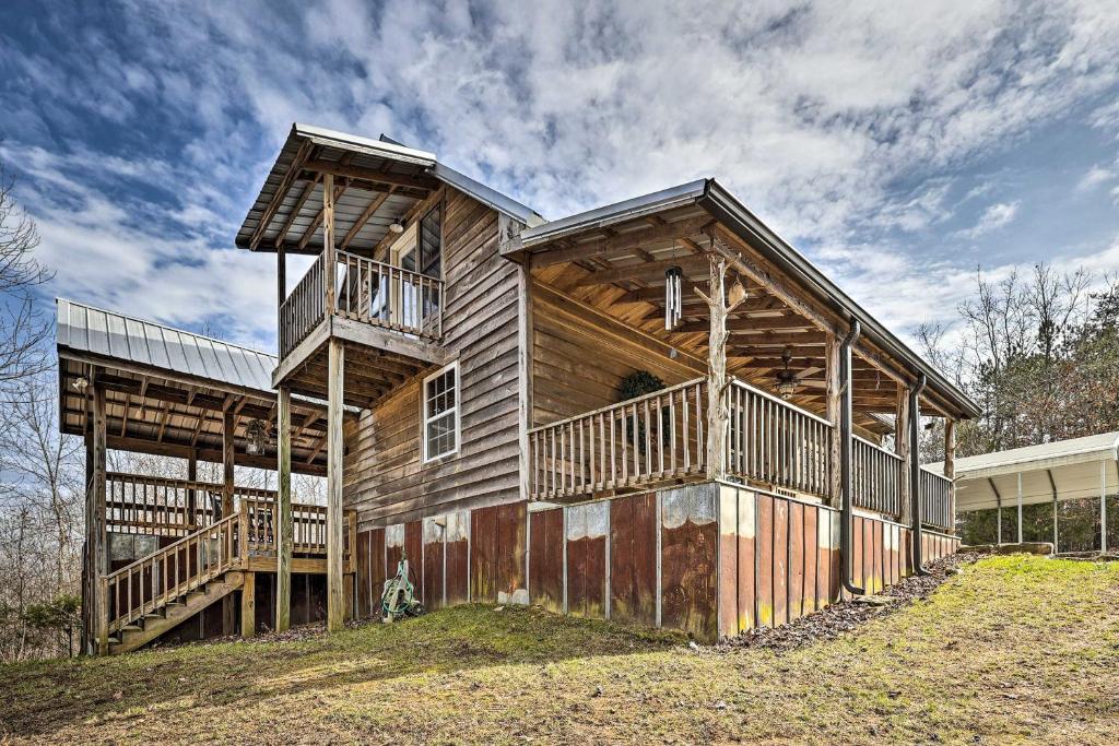 uma grande casa de madeira com uma varanda em cima em Victoria Farms Vinemont Vacation Rental! 
